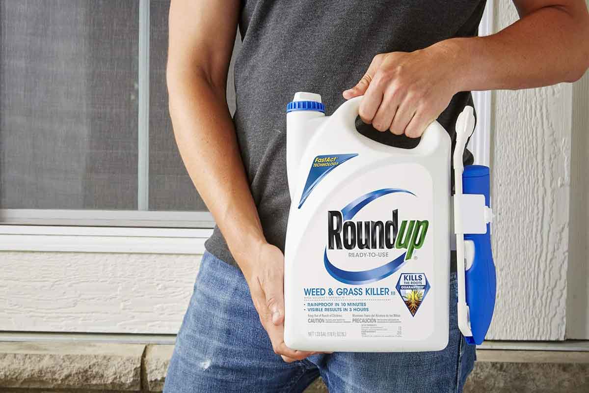 Roundup Weed and Grass Killer III with Comfort Wand in Gardeners Hand